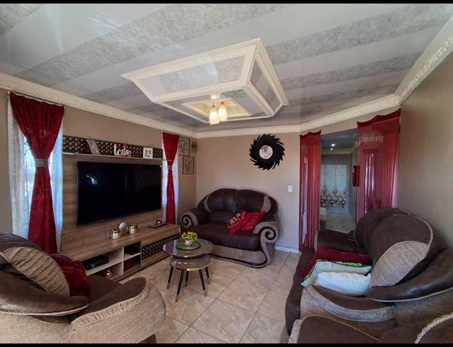 3 BEDROOM FREESTANDING FOR SALE IN IKAGENG